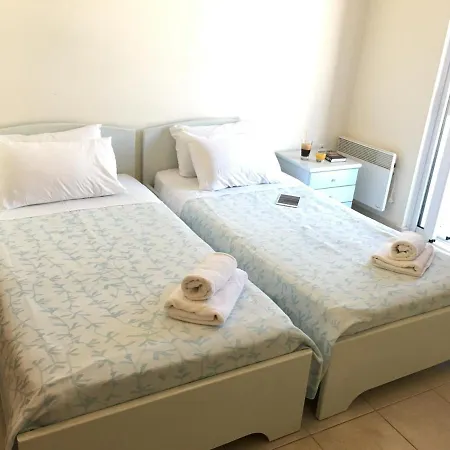 Family Homes Zaharias 罗希姆诺